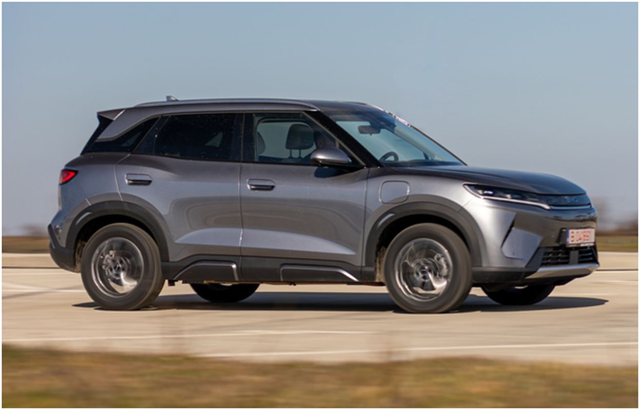 (P) BYD ATTO 2 DM-i: SUV-ul hibrid compact care promite până la 1.000 km autonomie cu un singur plin și bateria încărcată