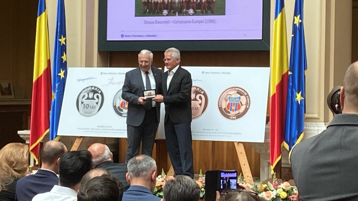 VIDEO BNR a scos două monede aniversare pentru Steaua ’86. Mugur Isărescu, show în fața campionilor europeni: „Ne-au bătut la Drăgășani cu 11-0”