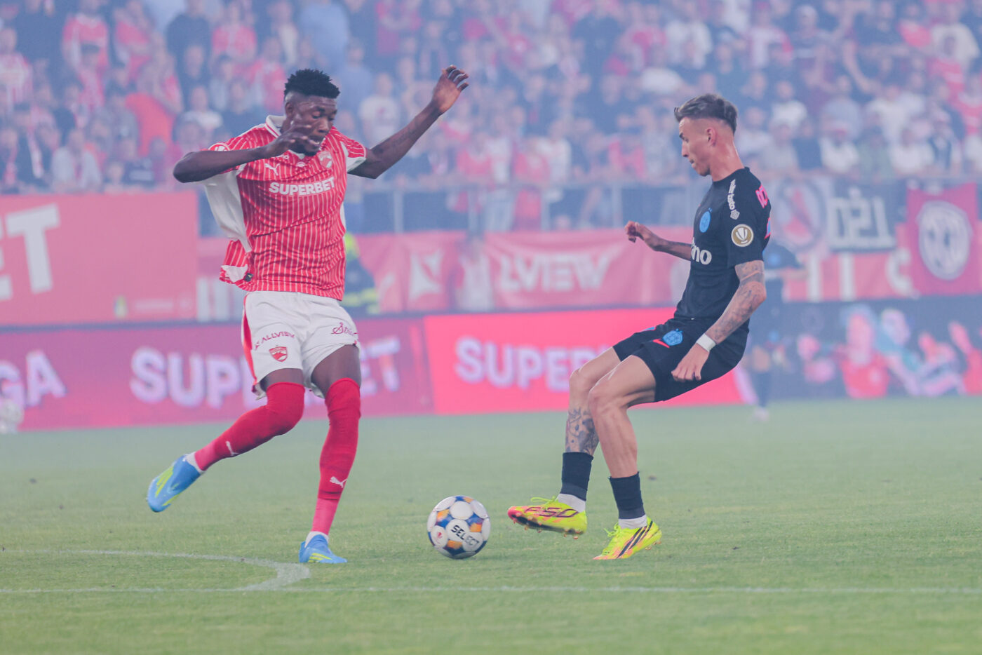 LIVEBLOG E pauză în baraj Dinamo – FCSB pentru Europa. O echipă are 63% posesie, cealaltă conduce cu 1-0 iar nervii și șuturile pe poartă se împart egal!