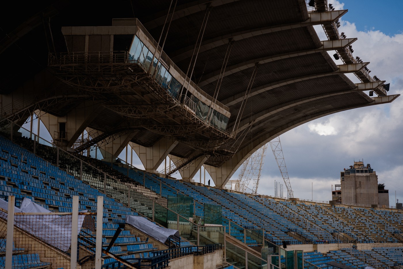 Au fugit din calea bombardamentelor și acum mii de oameni dorm într-un stadion