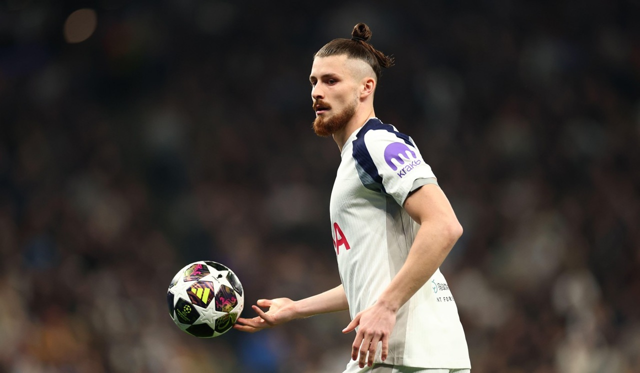 Britanicii îl fac praf pe Radu Drăgușin și anunță că vânzarea lui e o urgență: „Nu face nimic bun pentru nivelul din Premier League”