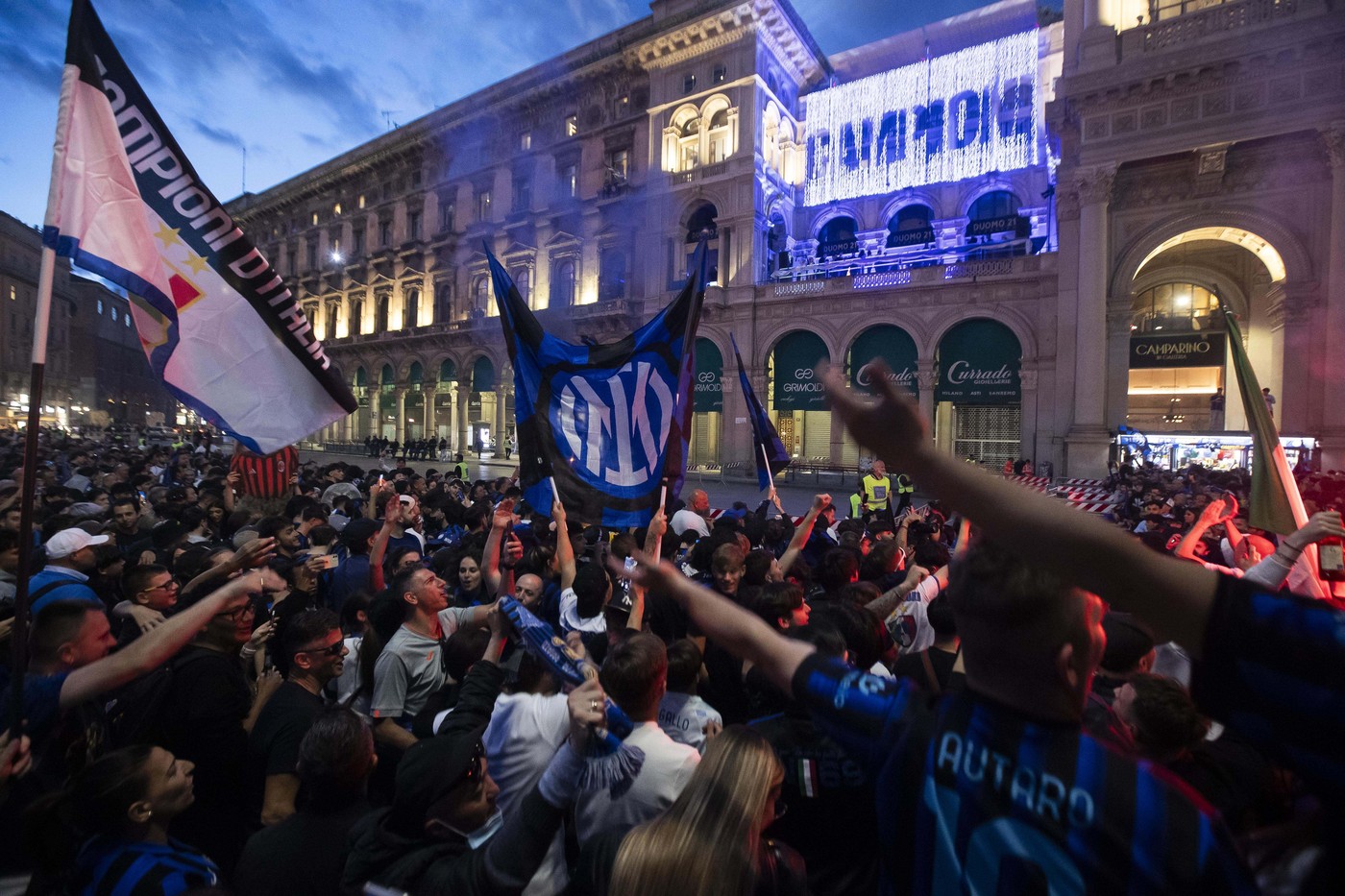 Chivu a scos 400.000 de oameni în stradă. O lume întreagă vorbește despre femeia în vârstă care a sărbătorit ca un ultras la Dom
