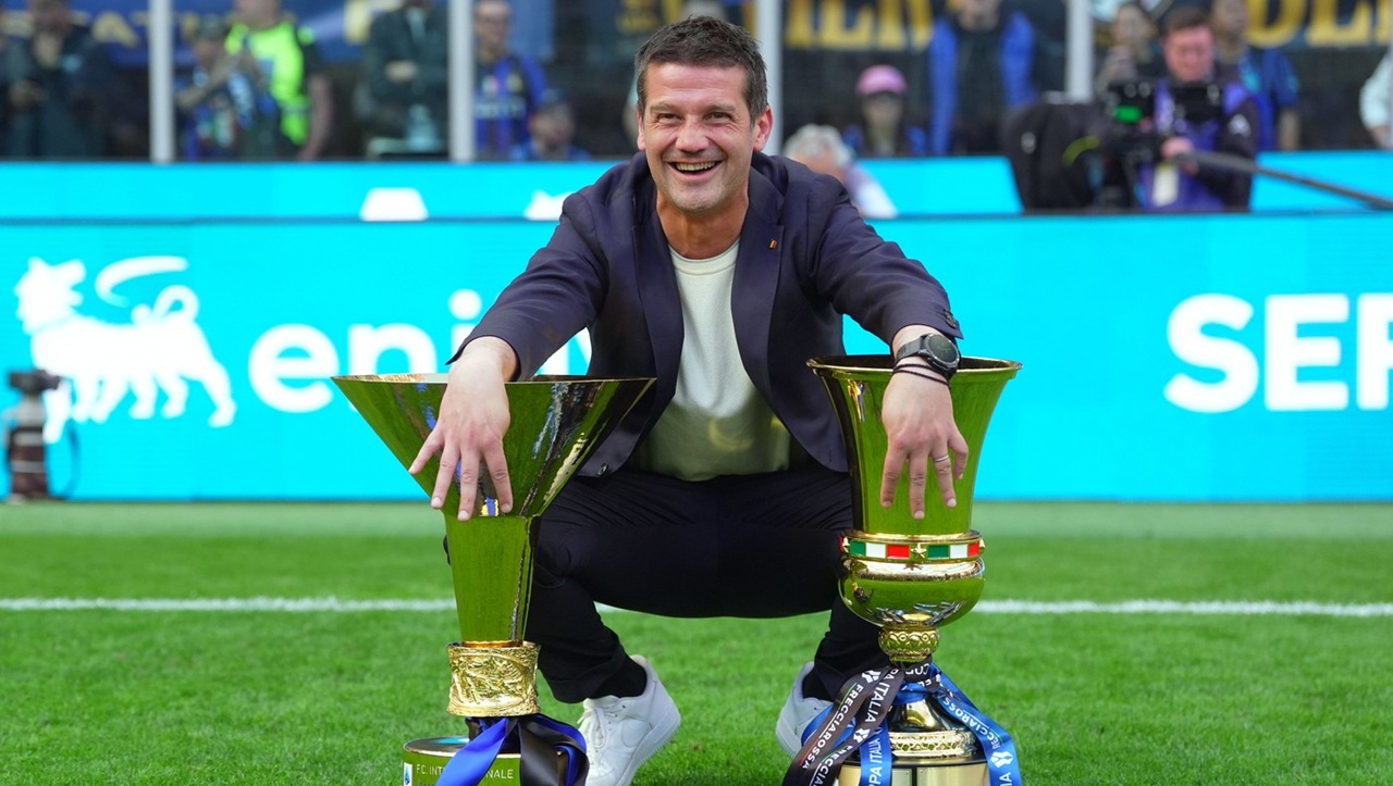 Chivu n-a scăpat. Ce a pățit în timpul interviului TV: „Water bomb!”