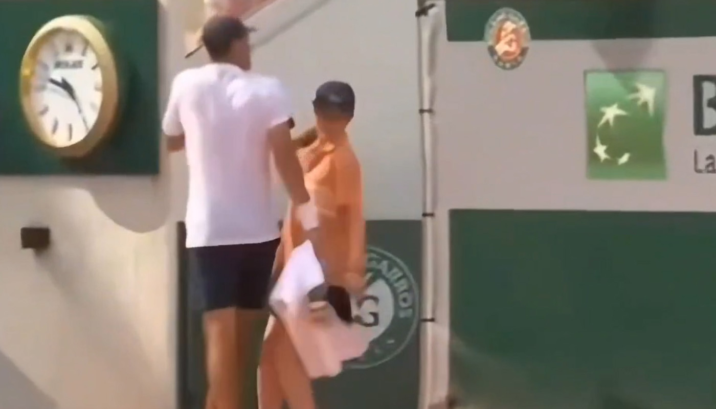 cum-se-apara-jucatorul-spaniol-acuzat-ca-a-creat-un-moment-controversat-la-roland-garros-cu-o-fata-de-mingi.jpg