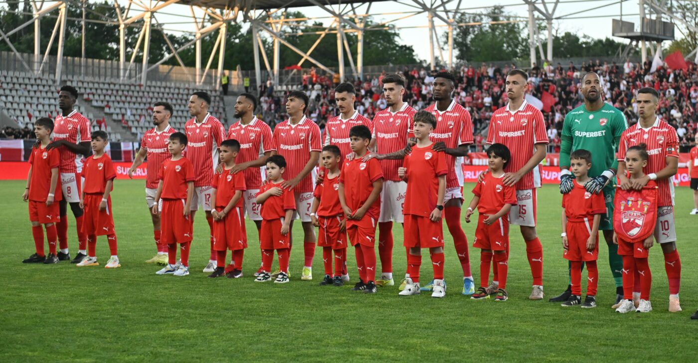 BREAKING NEWS Dinamo și-a prezentat noile echipamente: cum arată cele trei versiuni și ce se întâmplă cu noua siglă!