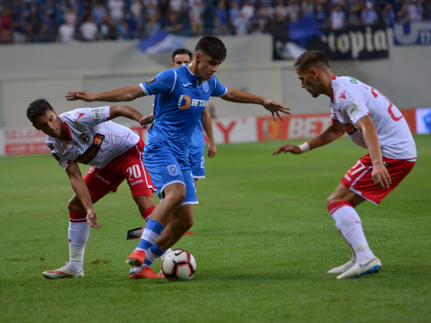 Fostul fotbalist al Universității Craiova, asaltat cu mesaje triviale şi blesteme de fanii olteni. Abia mai face față să șteargă „urările”