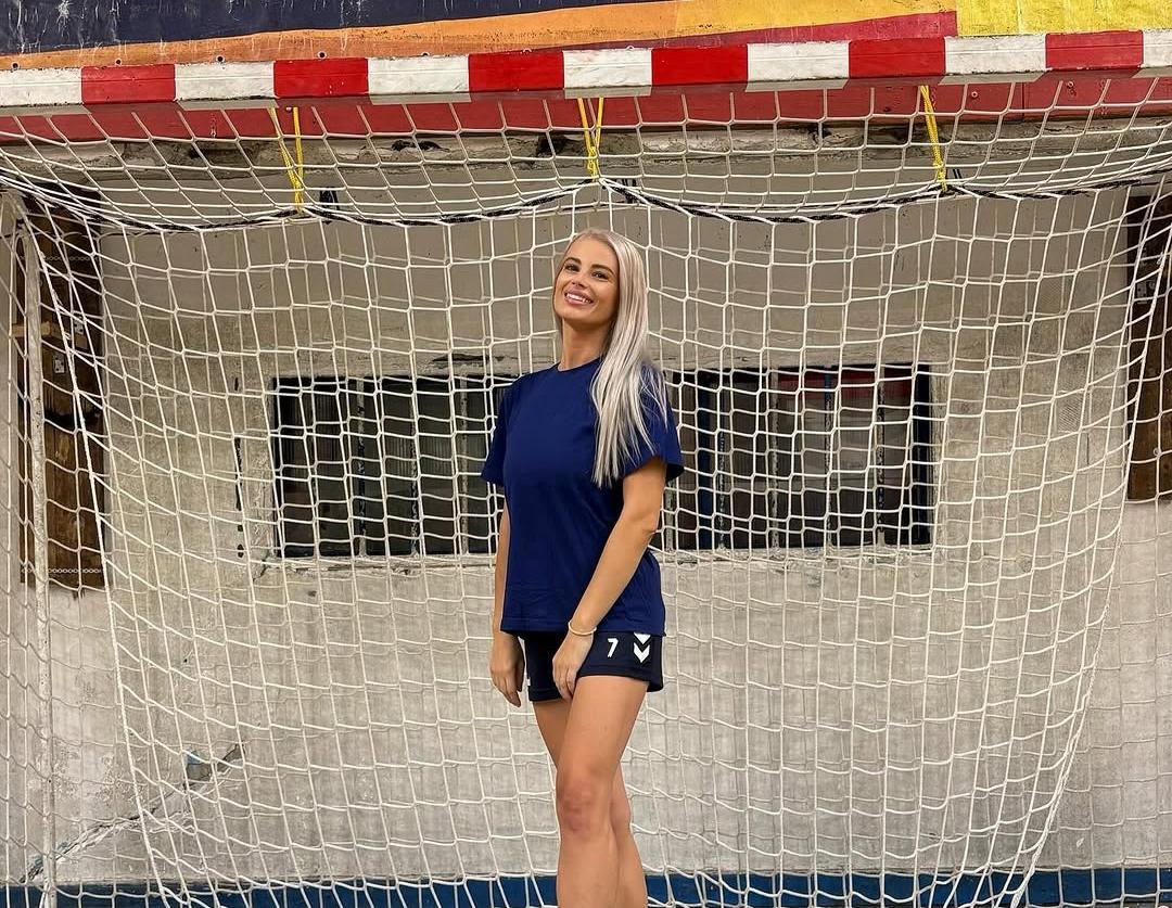 EXTRA Cum arată azi Gabriela Roșu, handbalista care a cucerit toată România cu gestul mai puțin obișnuit din avion! E soția unui fotbalist care a jucat la FCSB și Dinamo