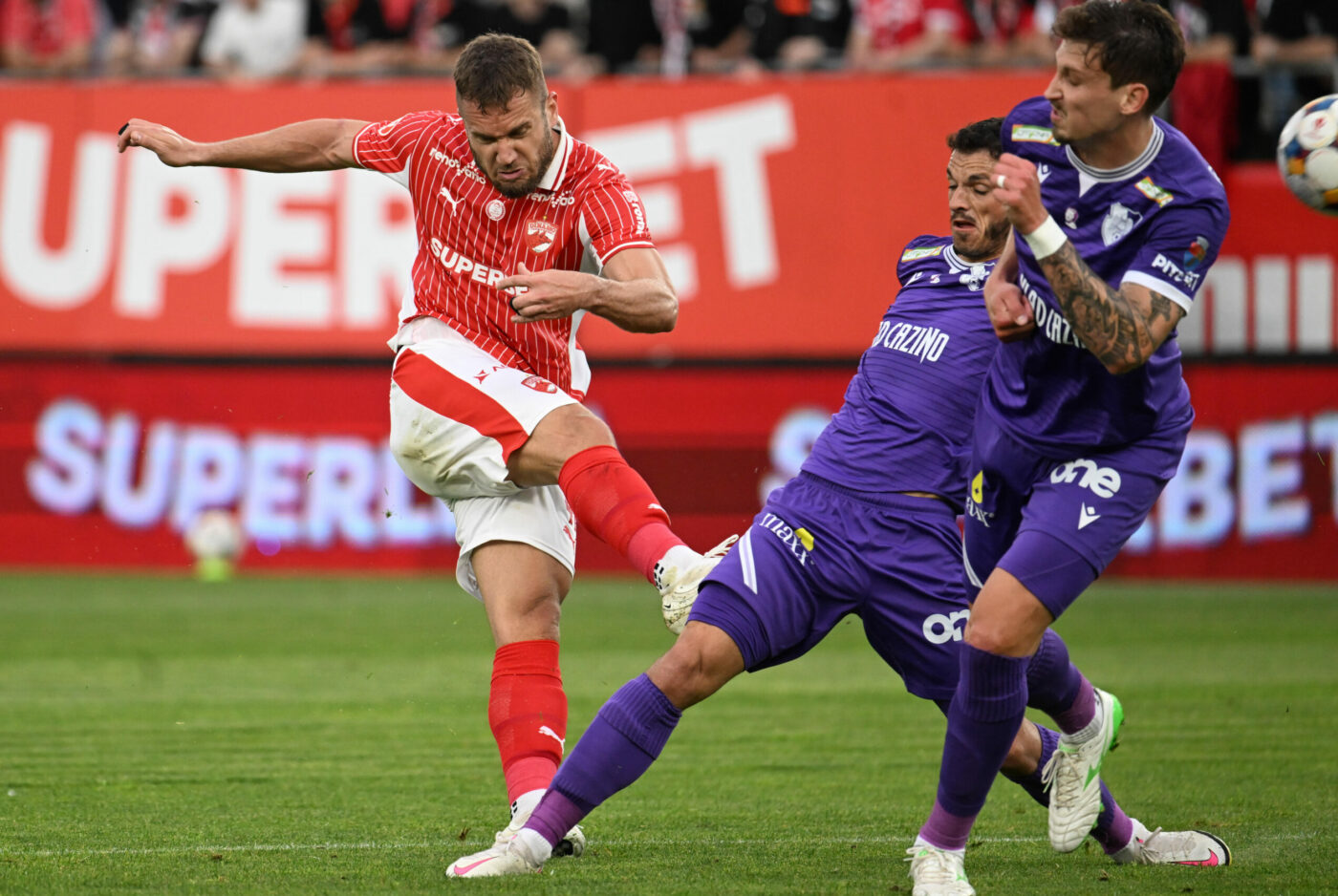 CRONICĂ „Barajul” de Conference League e aproape pentru „câini”, piteștenii cad în barajul Vidraru! Ce s-a întâmplat la Dinamo – FC Argeș, scor 2-1