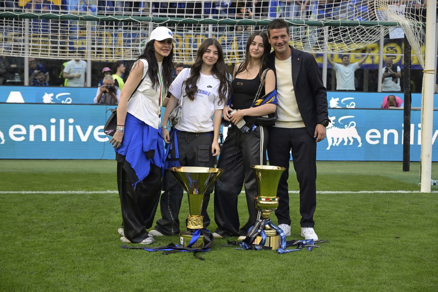 Imaginile serii. Familia Chivu: Cristi, Adelina și cele două fiice, pe San Siro, cu trofeele câștigate de Inter!