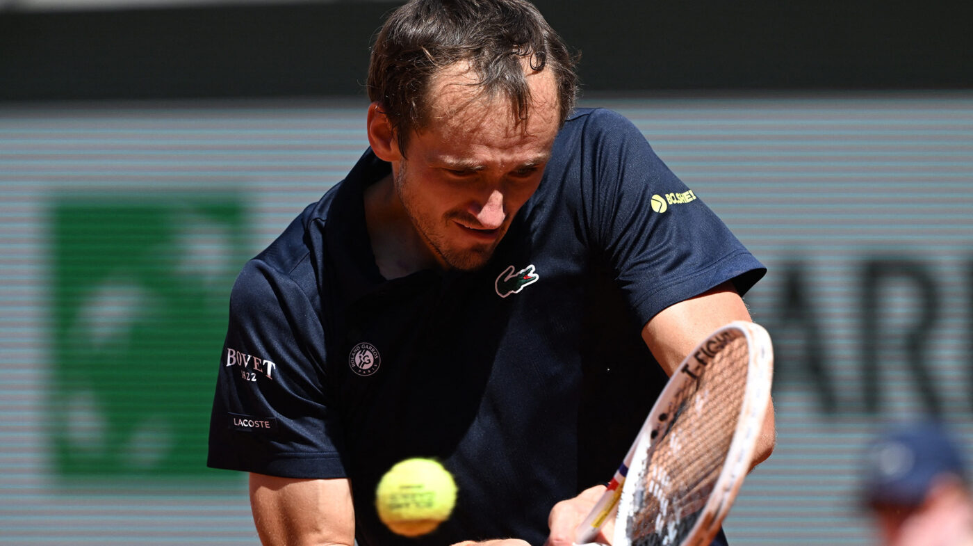 jucator-rus-daniil-medveded-sotie-pe-teren-meci-incheiat-rusine-istorica-roland-garros-1400x785.jpg