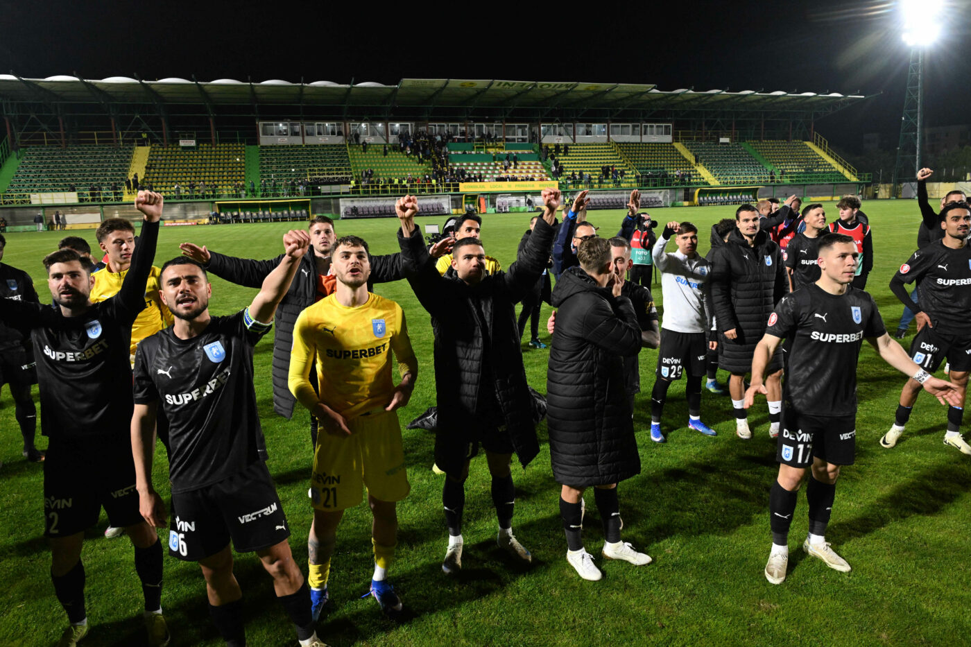 Jucătorii Universităţii Craiova n-au primit invitaţie la mici şi bere de la antrenorul Coelho, dar s-au destins la un meci de play-off