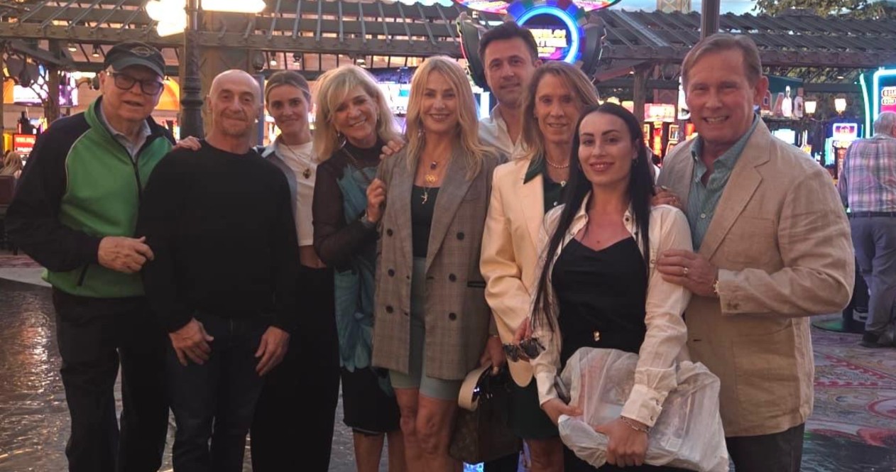 SPECIAL Nadia Comăneci și-a invitat oaspeții în Las Vegas! În același timp, la 10.000 kilometri distanță, la Focșani, s-a lansat o colecție de modă cu numele său