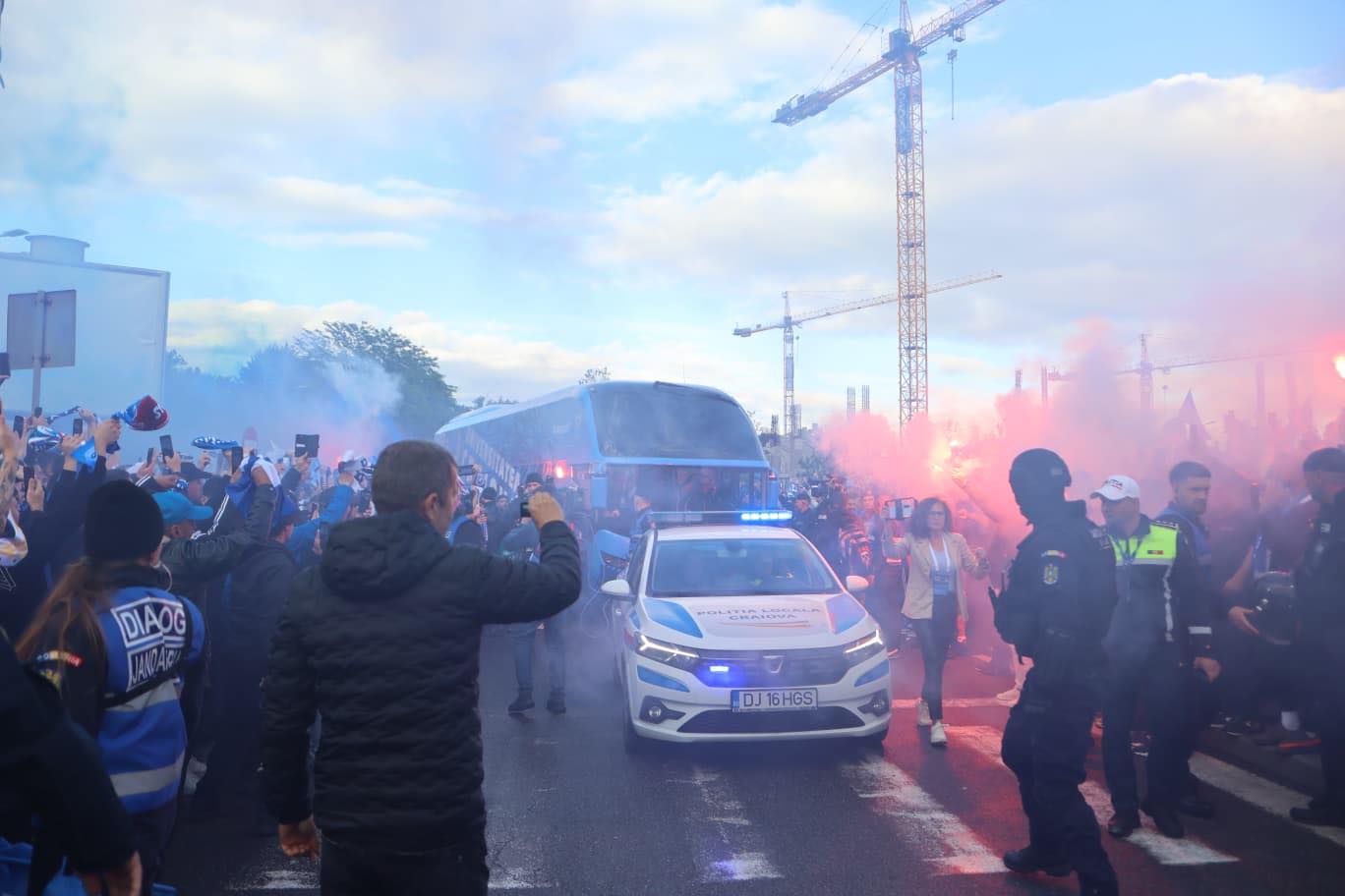 NE-BU-NI-E! Atmosferă sud-americană la sosirea autocarului Craiovei pentru „finala” cu U Cluj