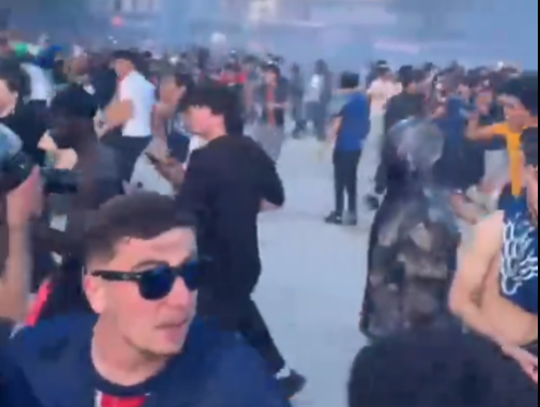 VIDEO NE-BU-NI-E la Paris după ce PSG a câştigat din nou Champions League! Imagini incredibile de pe străzile capitalei Franței
