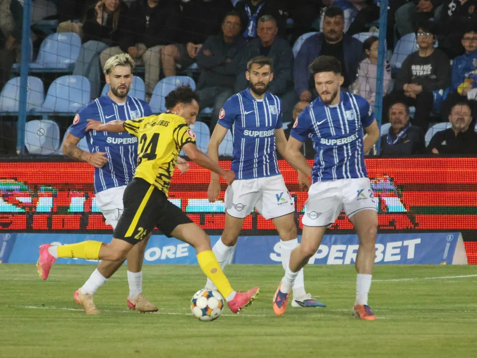 EXCLUSIV Neverosimil! Clubul din Superliga nu le-a mai plătit pizza fotbaliștilor după ce au retrogradat: echipa pe care au salvat-o a făcut cinste cu consumația dintr-o benzinărie!