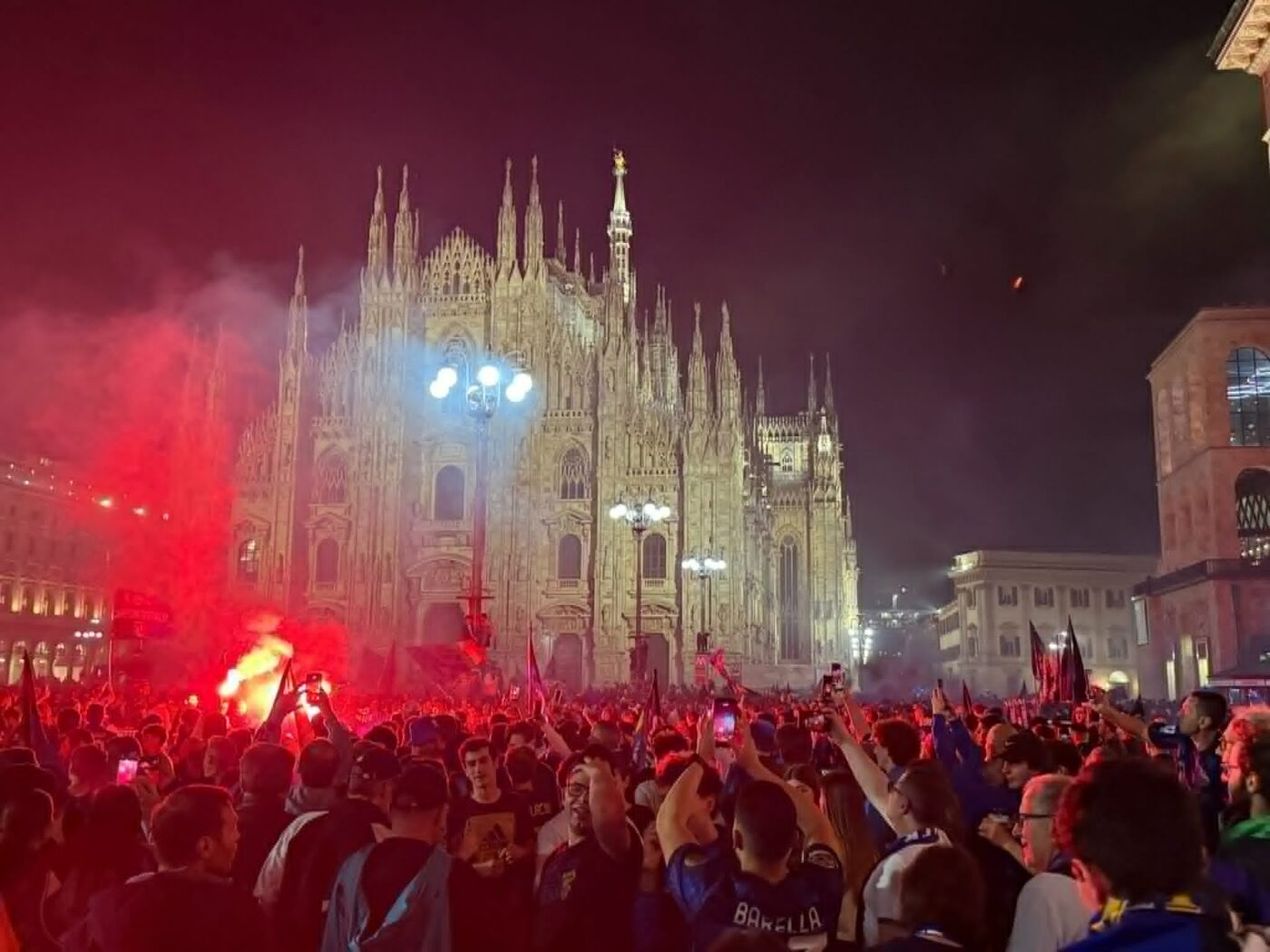 Oraşul Milano, paralizat de succesul echipei lui Cristi Chivu! Zeci de mii de fani au sărbătorit pe străzi: imaginile momentului