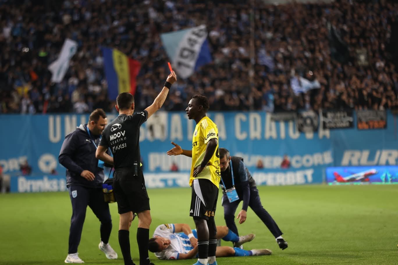 Gest inconștient! Oucasse Mendy a luat roșu în minutul 43 și și-a îngropat definitiv echipa în Universitatea Craiova – U Cluj