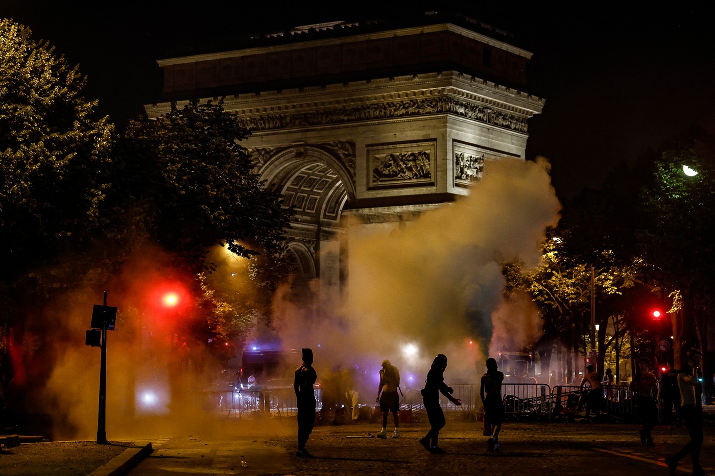 Noi imagini halucinante de la Paris! Fanii PSG au dat foc orașului, au vandalizat magazine și au atacat femei în mașinile lor: 416 ARESTAȚI!
