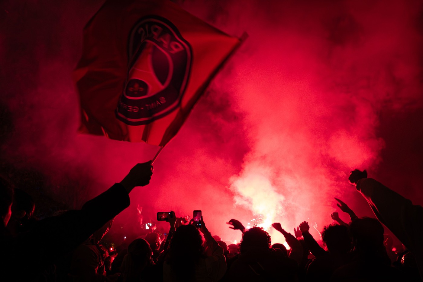 Nebunie în centrul Parisului după ce PSG s-a calificat în a doua finală consecutivă de Liga Campionilor! Poliția și jandarmeria au intervenit