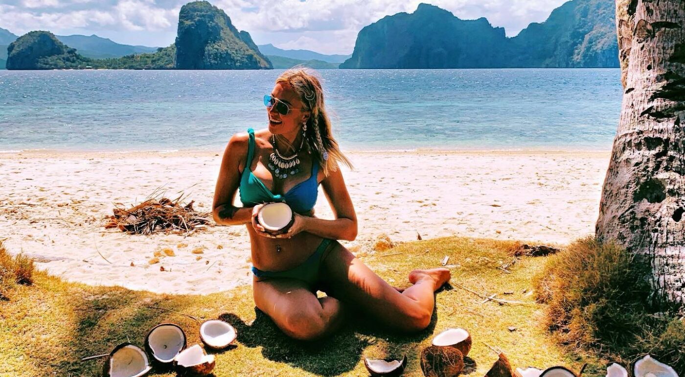 raluca-zenga-aparitie-spectaculoasa-in-costum-de-baie-pe-plaja-din-maldive-1400x771.jpg