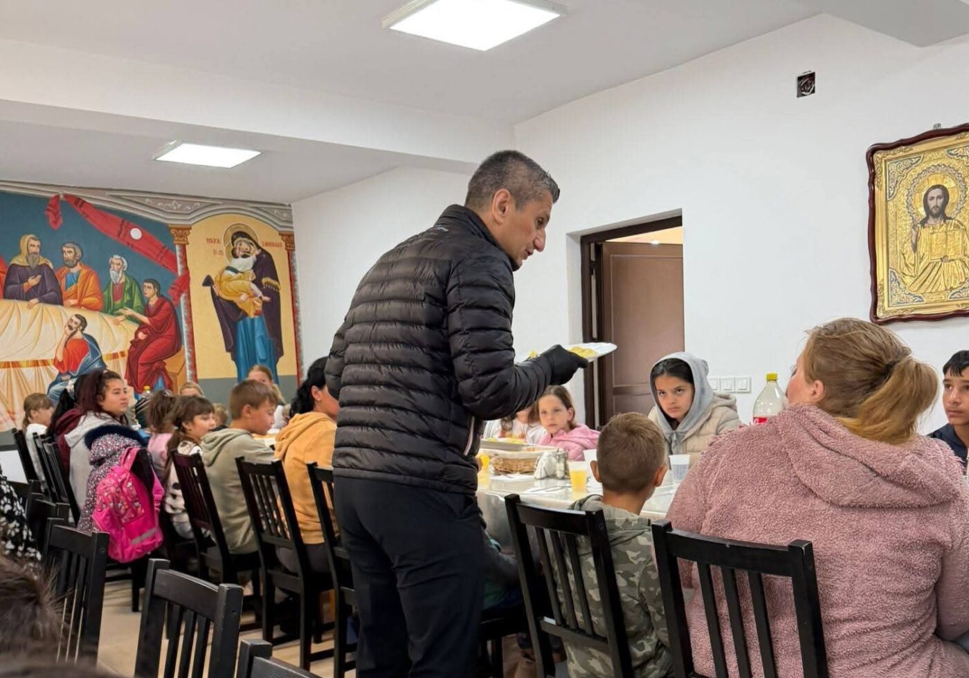 EXTRA Răzvan Lucescu, gest de suflet pentru pomana lui Mircea Lucescu. A oferit și a servit personal peste 100 de porții de mâncare copiilor și bătrânilor de la o cantină socială