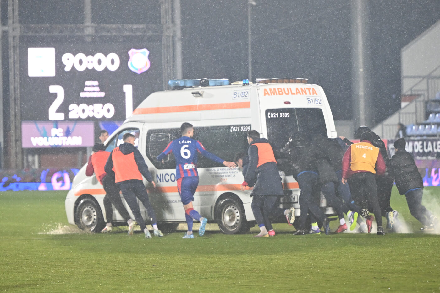 România s-a făcut de râs în Europa. Ce au scris spaniolii despre ambulanța care nu putea merge pe gazon din cauza ploii