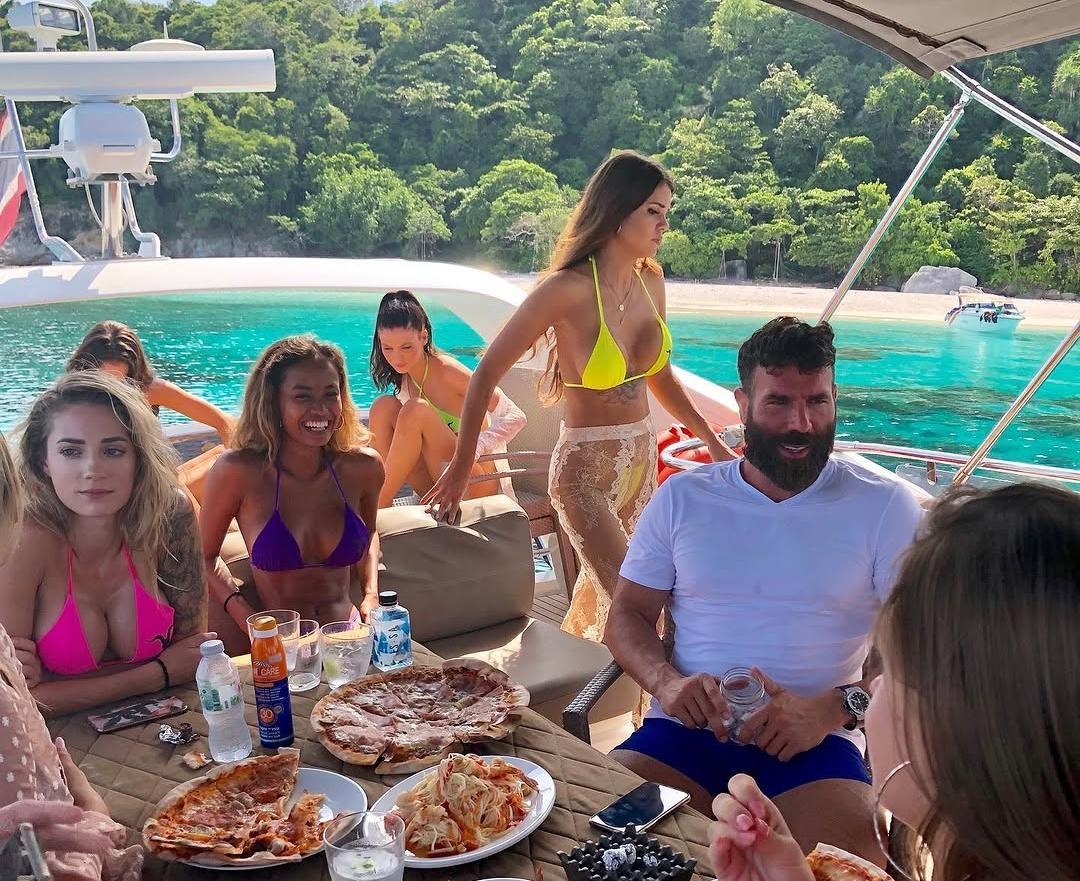 Dan Bilzerian, sute de mii de dolari pe chiria conacului unde au loc petrecerile controversate