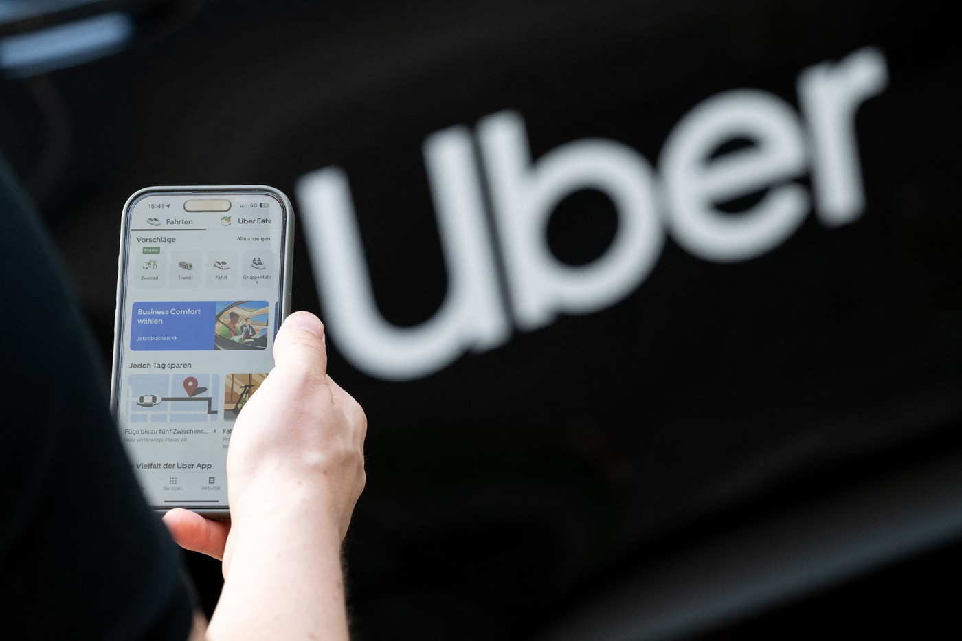 EXCLUSIV Un român câștigă 8.000 de euro ca șofer de UBER în Elveția: „Lucrează două săptămâni și jumătate, restul stă acasă”