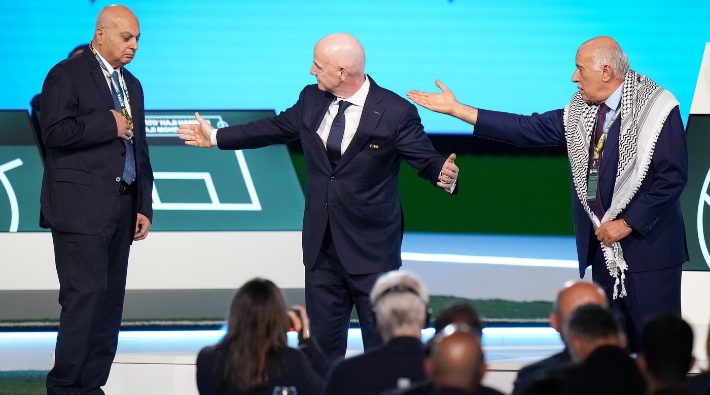 Scene incredibile! Ce s-a întâmplat când Infantino a încercat să facă o poză alături de reprezentanții Israelului și Palestinei