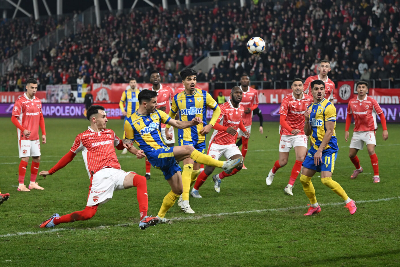 EXCLUSIV Și-a luat la revedere înainte de finalul sezonului! Fotbalistul dorit de Rădoi la Craiova pleacă din Superliga