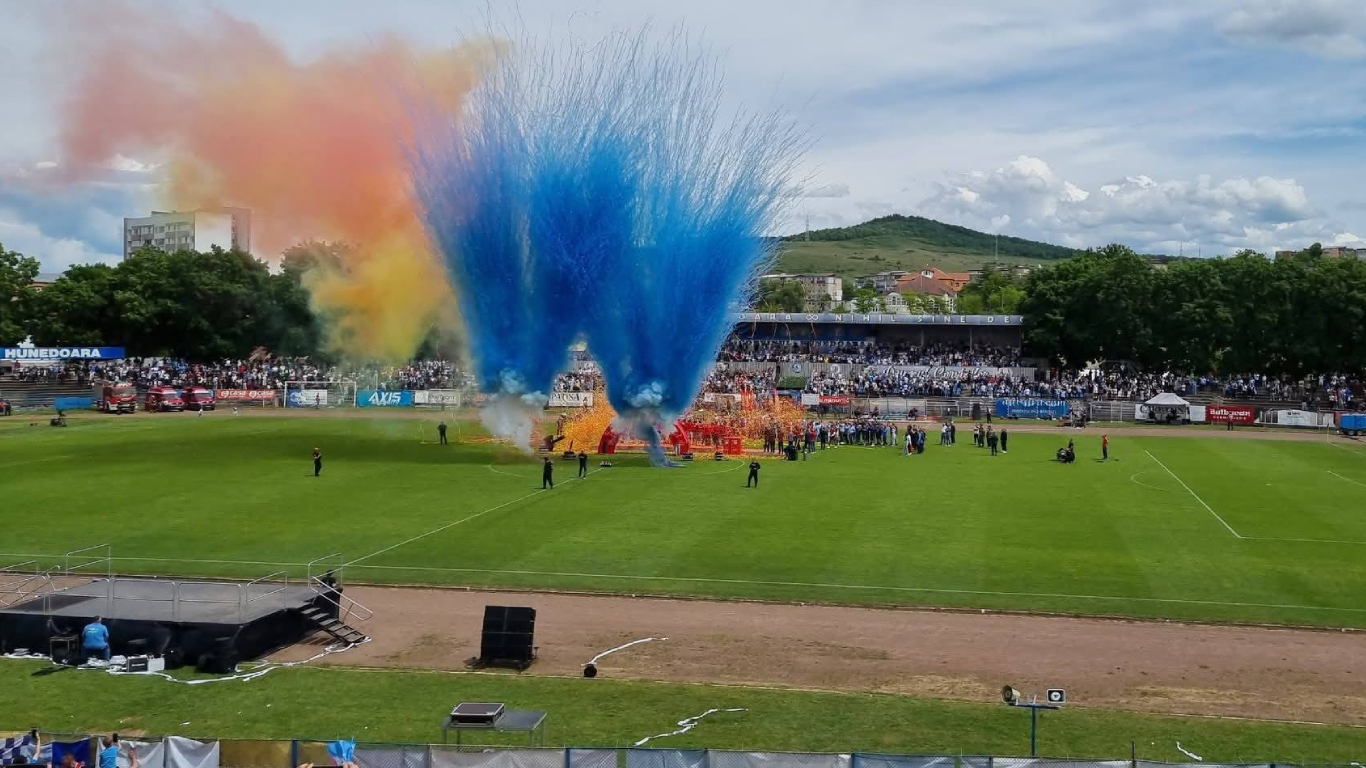Corvinul a luat, trasă de păr, licența pentru prima ligă, dar n-a scăpat fără amendă! Sancțiune financiară primește și Chindia, dacă promovează