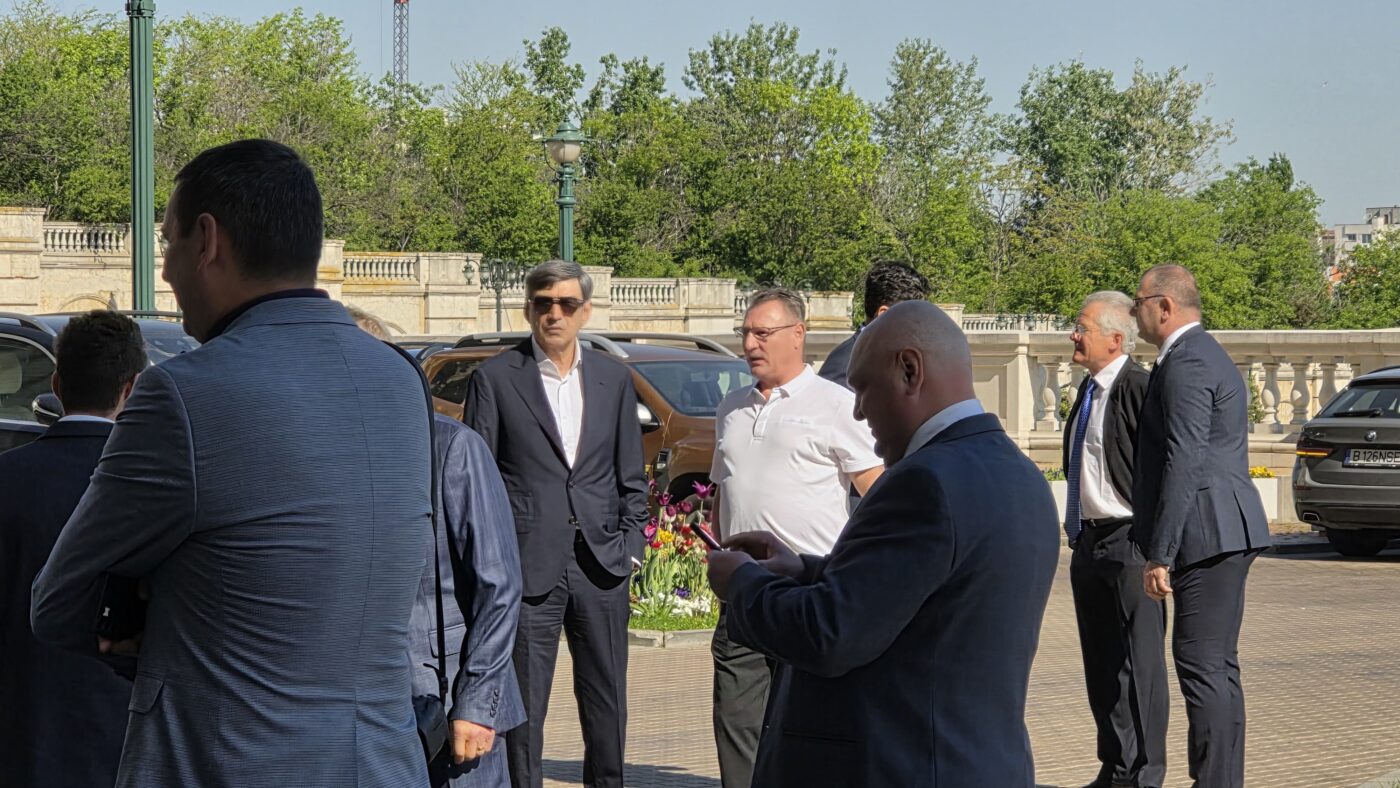 EXCLUSIV Steaua 86, la Parlament. Câștigătorii Cupei Campionilor Europeni, puși pe glume în frunte cu Anghel Iordănescu: „M-am rătăcit, nu e casa mea”