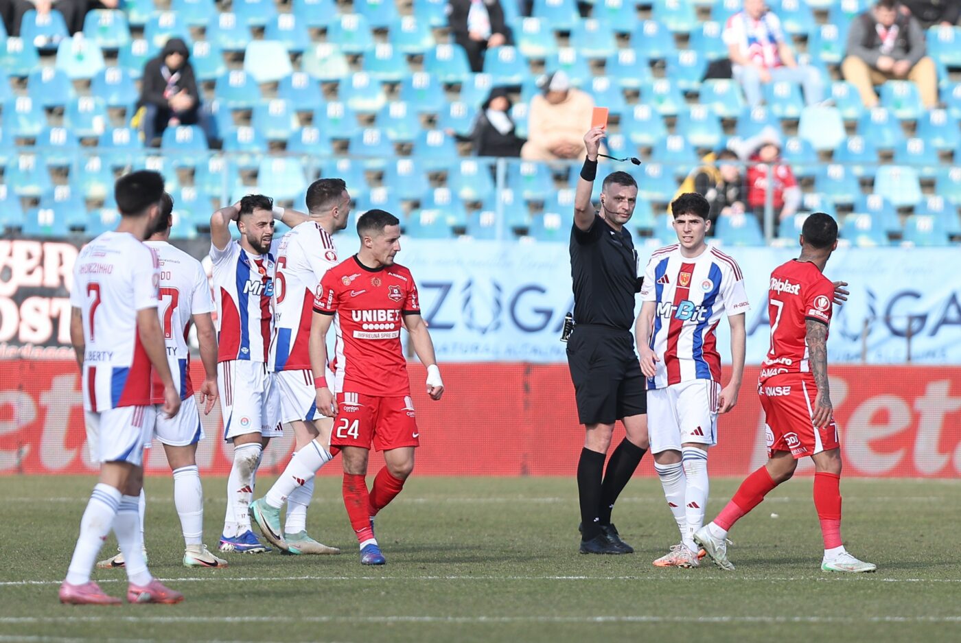 Fotbalistul lui Mihai Rotaru își acuză colegii de la Galați: „Zivulic mi-a spart ușa! Au mai vrut și alți colegi să mă bată”
