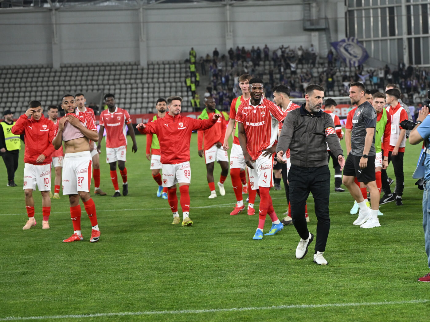 BREAKING NEWS Surpriză imensă la Dinamo – FCSB: „câinii” au încercat să-și aducă fotbalistul direct de la nuntă!