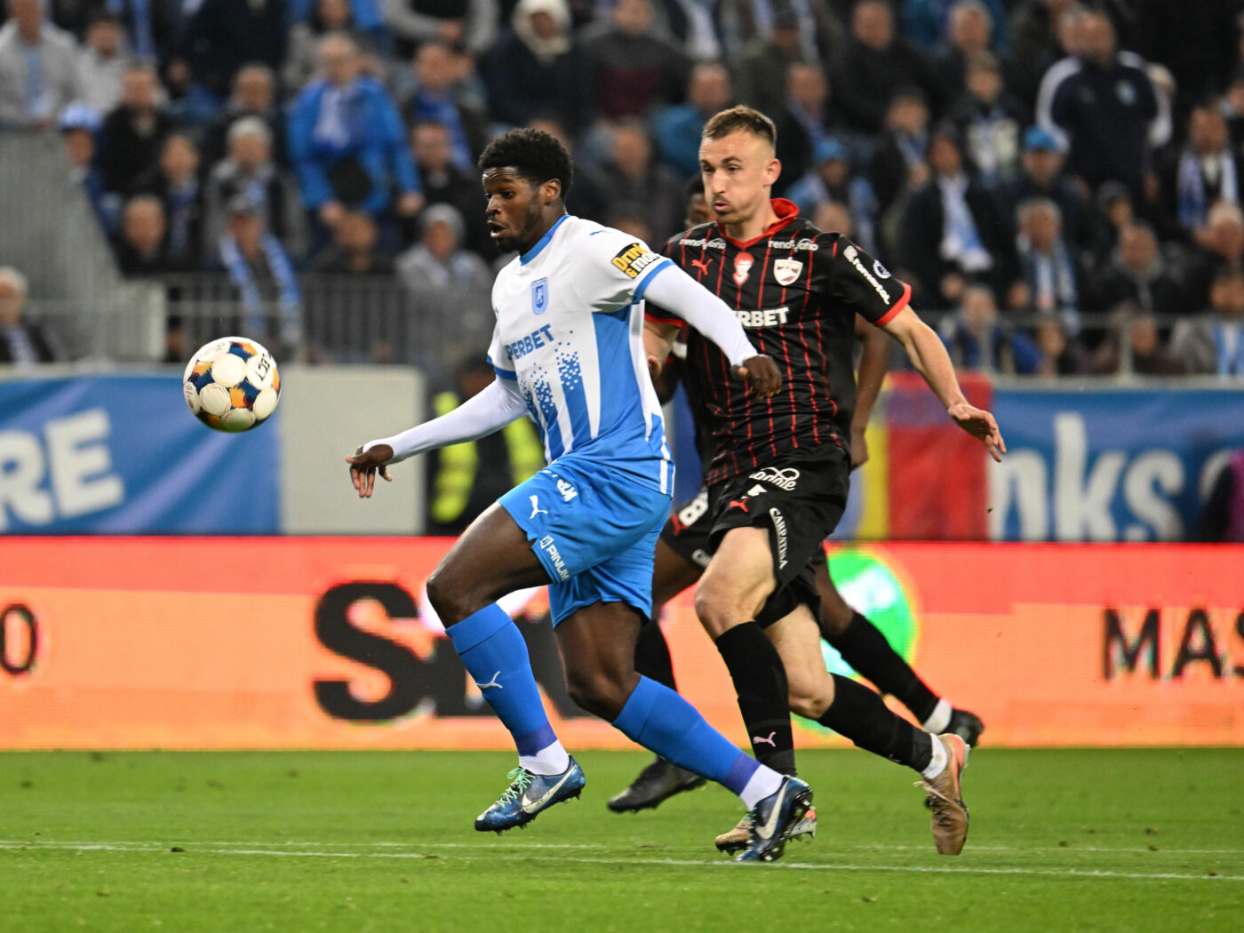 Scandal monstru la golul de 2-1 din Universitatea Craiova – Dinamo! Kopic și Florentin Petre au sărit la arbitrul Szabolcs Kovacs