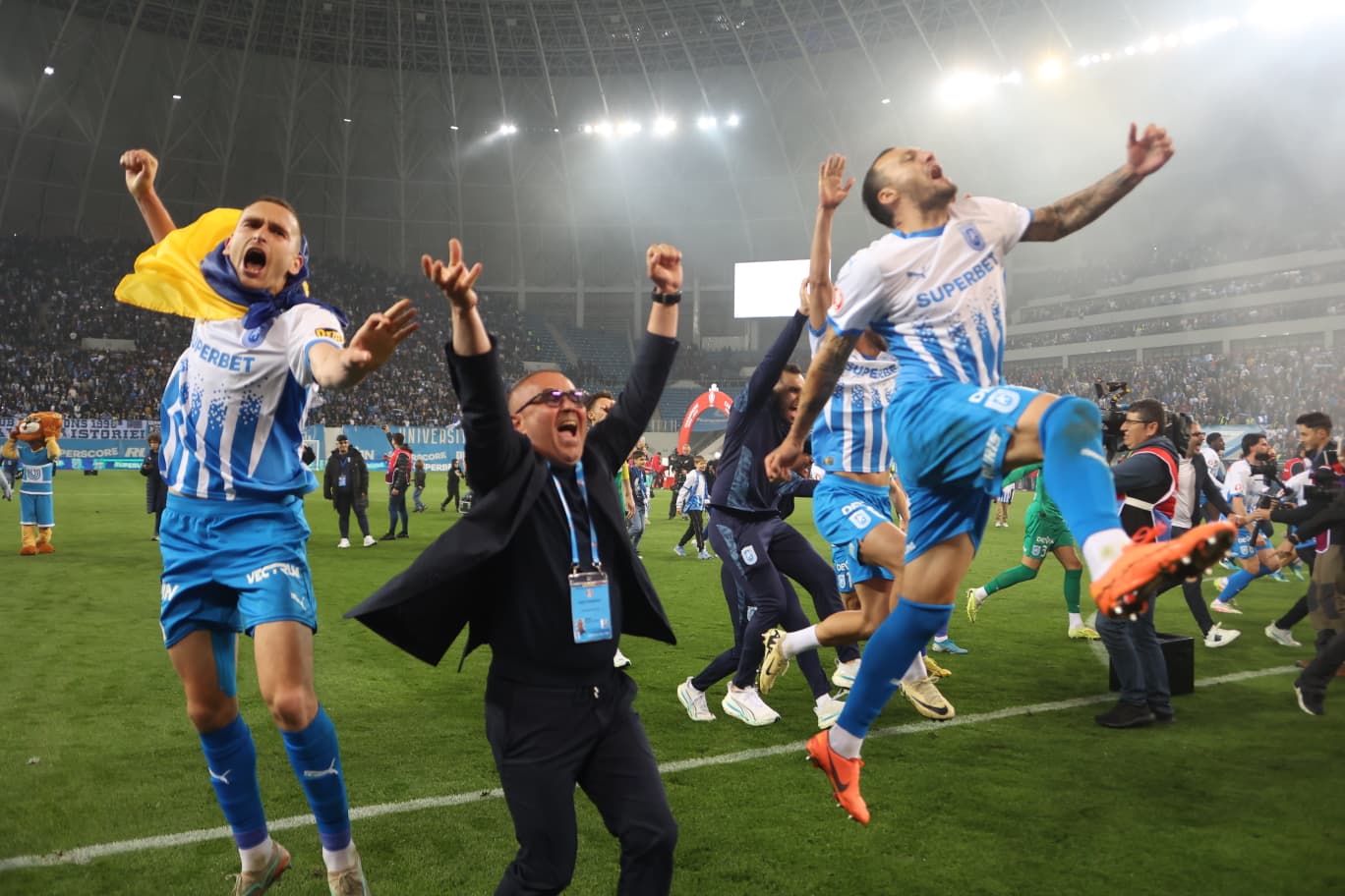 Universitatea Craiova, muică, începu sărbătoarea! Imagini fabuloase cu bucuria de pe stadionul „Ion Oblemenco”