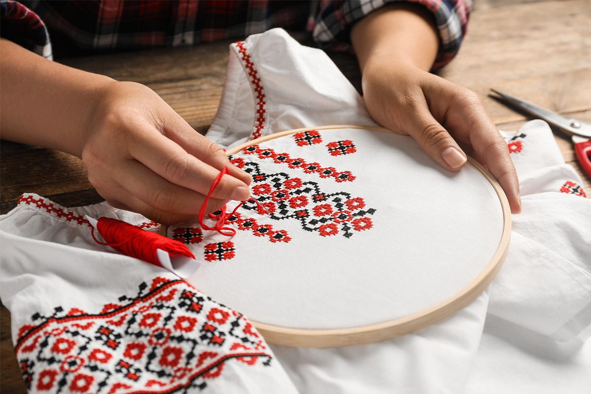(P) Personalizarea hainelor: cum alegi între imprimare și broderie pentru rezultate durabile