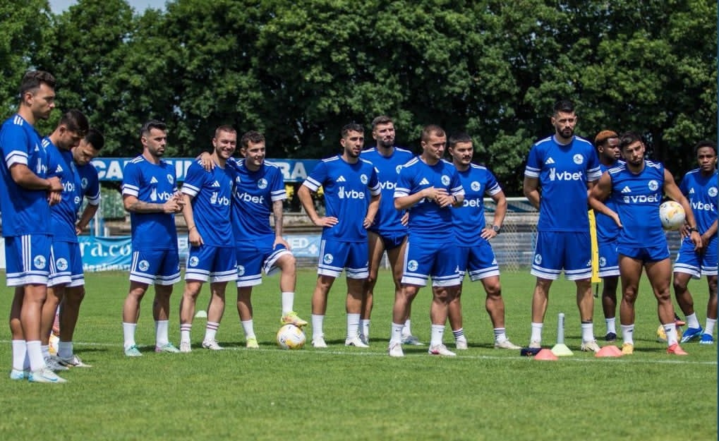 Cea mai grăbită formație din Superliga s-a reunit cu 23 de jucători! Care sunt noutățile de lot și țintele pentru campania de achiziții