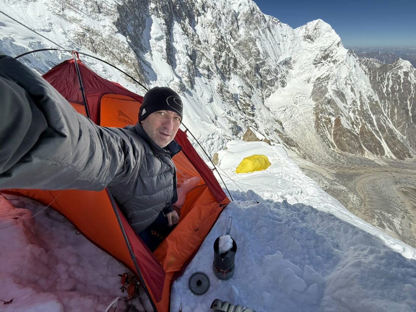 Alpinistul Horia Colibășanu pleacă într-o nouă expediție temerară pe Gasherbrum II. Mai are de cucerit trei optmiari
