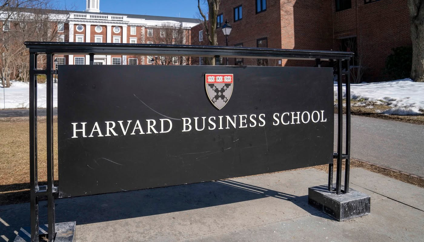 EXTRA Are o avere de milioane de euro şi a ales să meargă la Harvard după dezamăgirea vieții lui