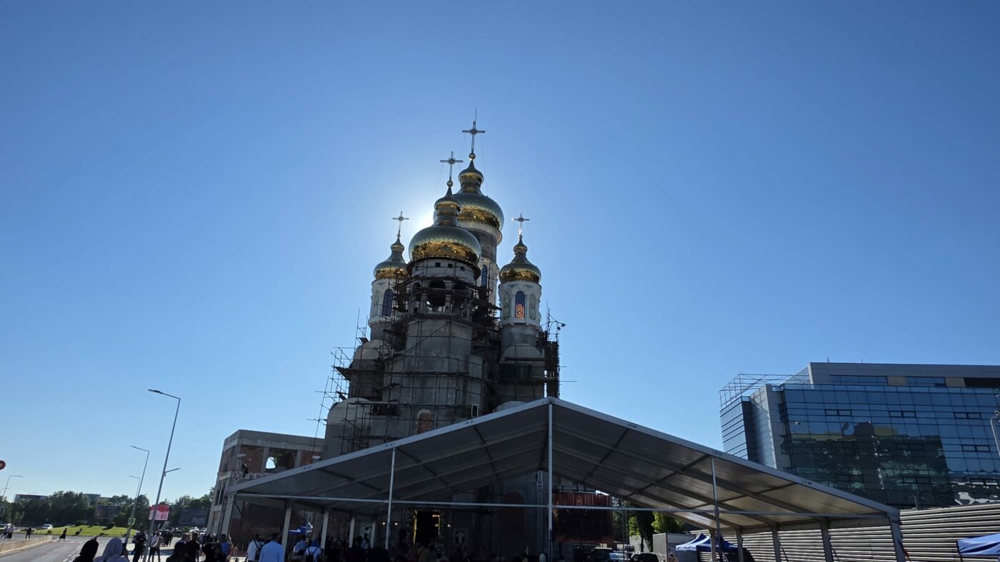 EXTRA La biserica de zeci de milioane de euro a lui Gigi Becali are loc slujba de sfințire! De cine e însoțit finanțatorul FCSB