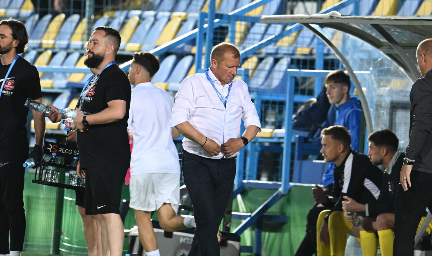 Ca un leu în cușcă! Dorinel Munteanu a turbat când Szabolcs Kovacs a dat al doilea penalty controversat împotriva lui Hermannstadt, la barajul de supraviețuire
