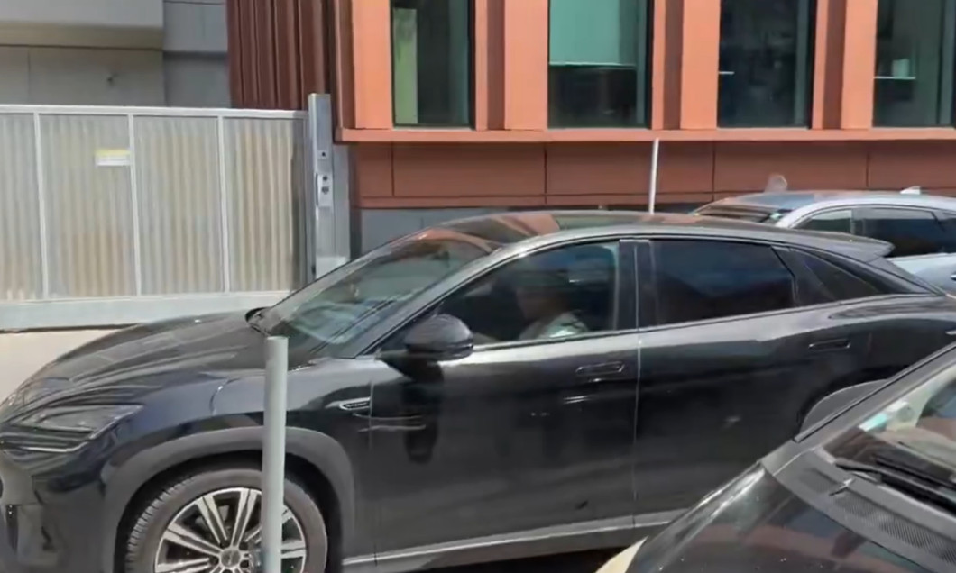 E gata! Cristi Chivu a mers să semneze contractul care îi mărește averea cu 12.000.000 de euro