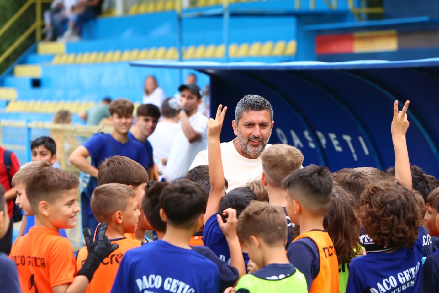 Cum a sărbătorit Marius Baciu ziua de 1 iunie! Antrenorul de la FCSB s-a distrat, alături de cei mici, într-un cartier al Capitalei la o academie din Top 20