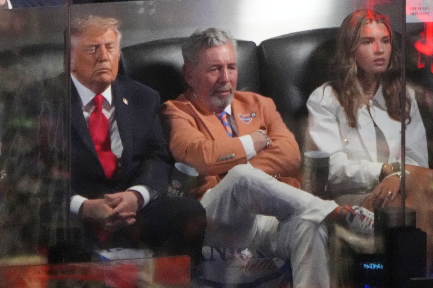 Donald Trump, huiduit de toată sala la finala NBA. Imaginile cu președintele SUA dormind în lojă s-au viralizat