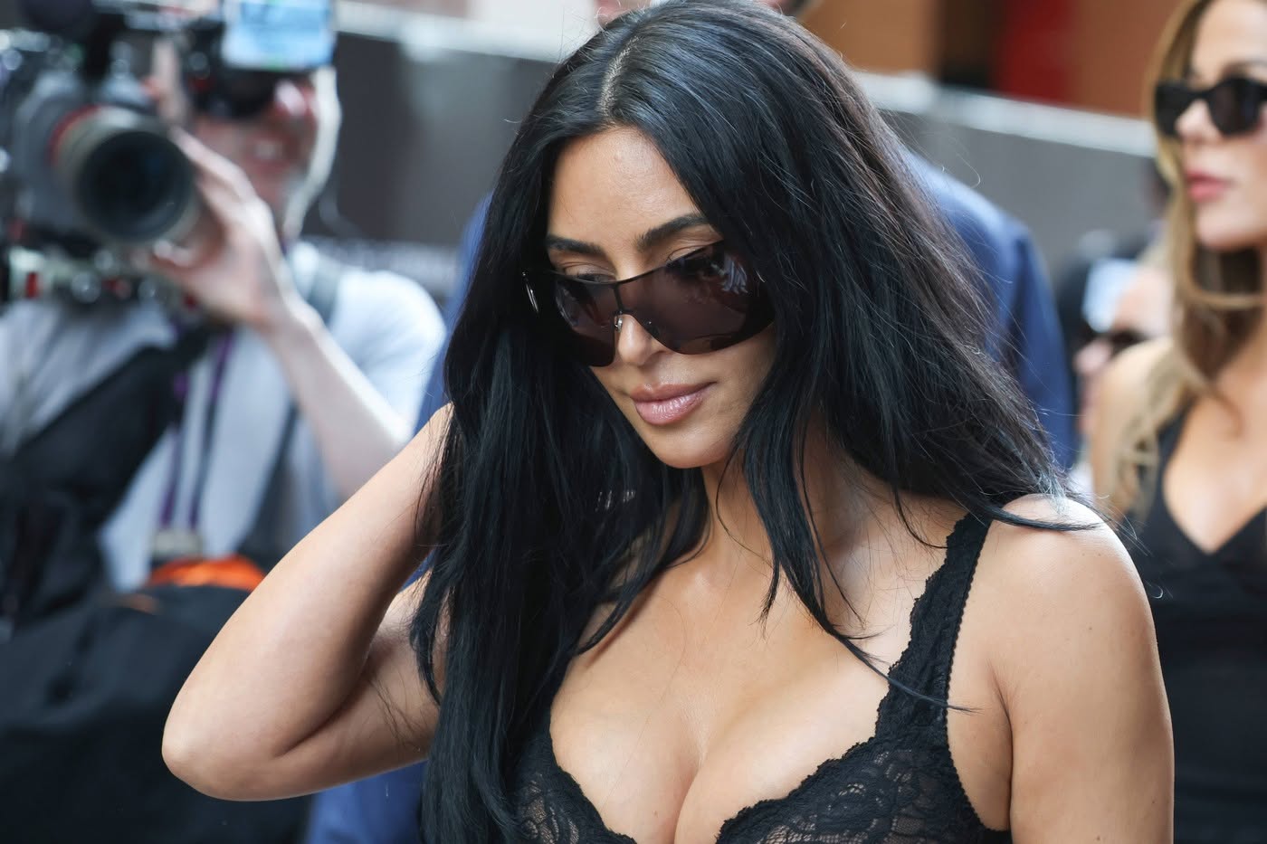 Kim Kardashian, apariție fără inhibiții la Monaco. Și-a arătat bustul generos după ce a venit direct de pe iaht la Marele Premiu de Formula 1