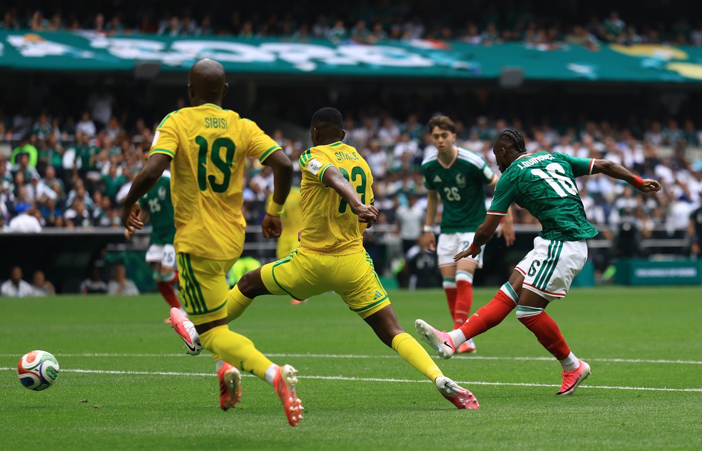 CM 2026 Mexic – Africa de Sud 2-0. Debutul gazdelor contra unui adversar penibil la care Ngezana ar fi părut Beckenbauer. Meci cu trei cartonașe roșii!