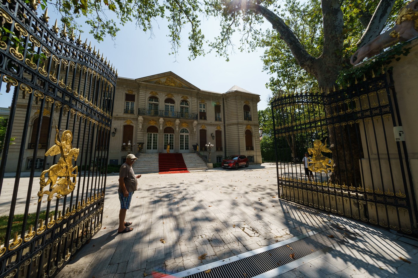 25.000.000 de euro pentru Palatul lui Gigi Becali. Clădirea emblematică a Bucureștiului are trei proprietari în acte: fiicele latifundiarului din Pipera