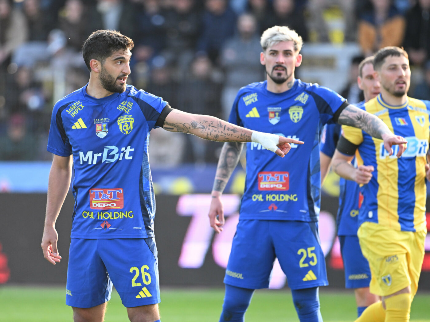 Corvinul a câștigat lupta cu alte două cluburi din SuperLigă pentru atacantul peruvian: „Pe curând!”