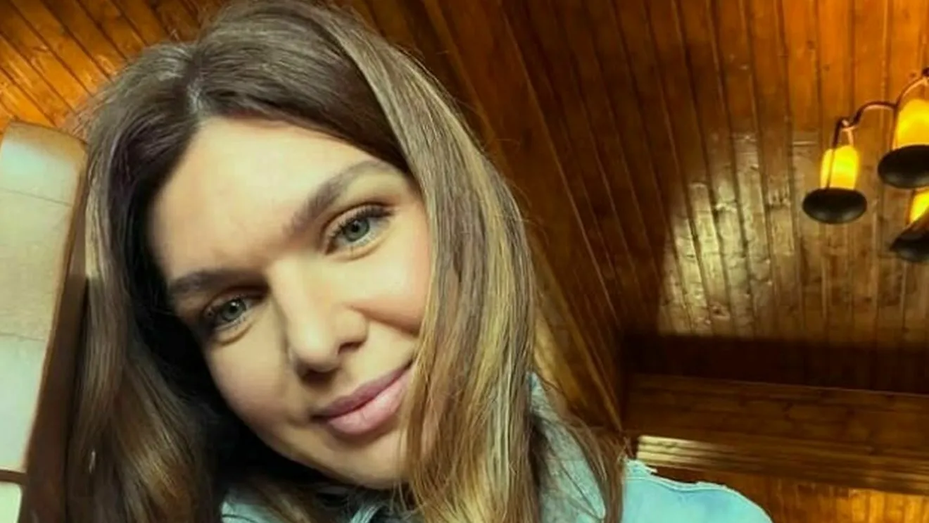 Sponsorul i-a dat un buchet de trandafiri Simonei Halep direct în avion